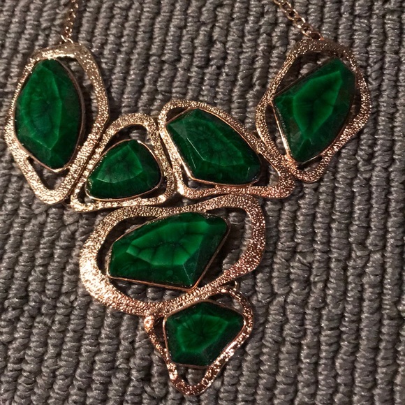 Green and gold necklace. New never worn - Picture 2 of 3